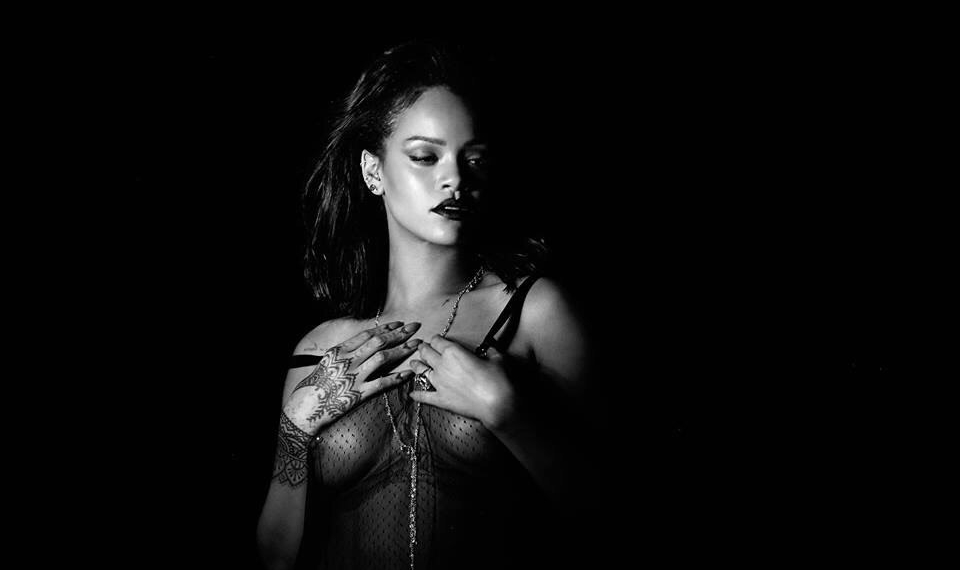 Rihanna полностью разделась в чувственном клипе Kiss It Better