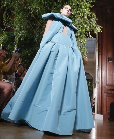 Буйство красок и полет фантазии на показе кутюрной коллекции Valentino
