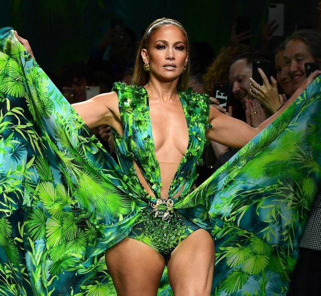 Versace и Fashion Nova урегулировали судебный процесс из-за знаменитого платья J.Lo