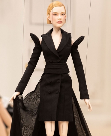 Это надо видеть: Кукольные Анна Винтур, Хэмиш Боулз, Су Джу на показе Moschino SS21