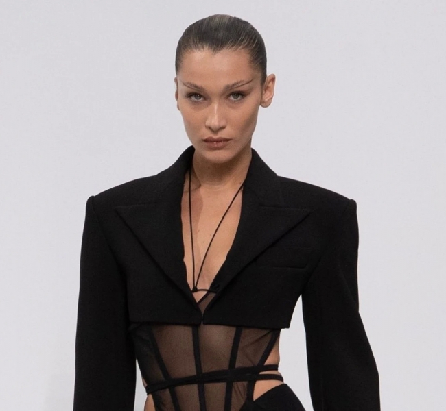 История моды это запомнит: Белла Хадид стала цифровым кентавром в фильме Mugler