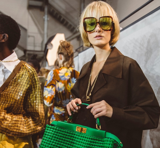 Летний мех и обновленная культовая сумка Peekaboo в новой коллекции Fendi