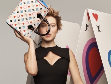 Louis Vuitton представляют праздничную капсулу, вдохновленную колодой карт. Её продемонстрировала актриса Лея Сейду