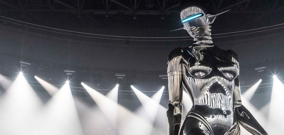 Гигантский робот захватил подиум на шоу Dior Pre-Fall 2019