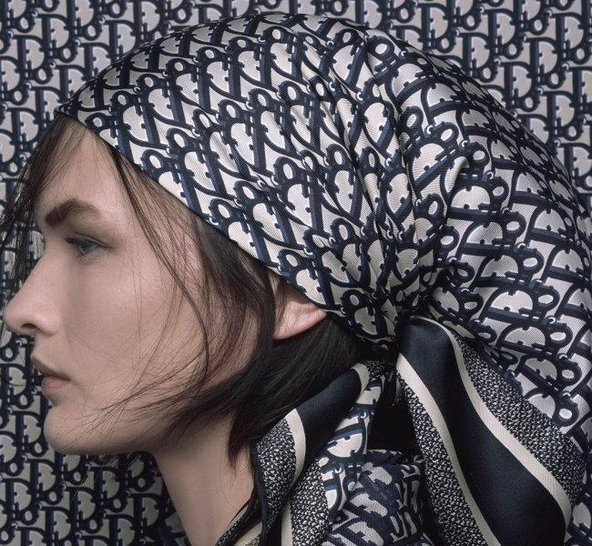 Идеальный аксессуар: Украсьте любую вещь шелковыми шарфами Dior FW21