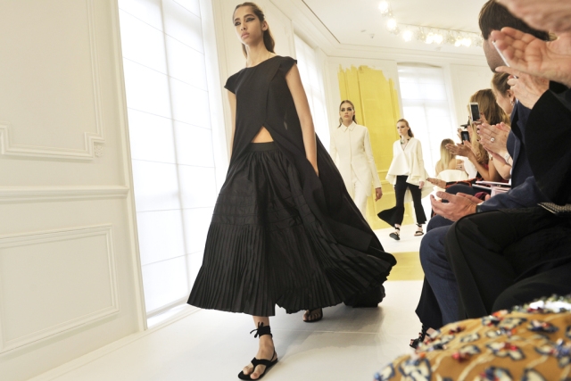 Коллекцию Christian Dior Fall 2016 представили в черно-белых тонах