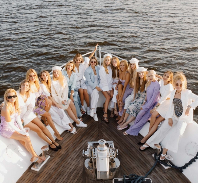 Blond Absolu Cruise: прогулка на яхте для самых ярких блондинок в честь обновления гаммы Kérastase Blond Absolu