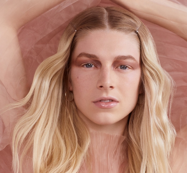 Хантер Шафер — лицо яркой бьюти-коллекции Shiseido Drops