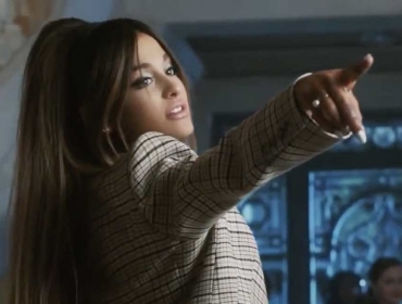 Ариана Гранде стреляет из лука в соперницу в новом клипе "boyfriend"