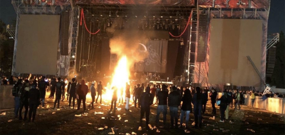 Как нельзя вести себя на концертах. И вообще нигде: На фестивале Knotfest взбешенная толпа уничтожила инструменты Slipknot и Evanescence