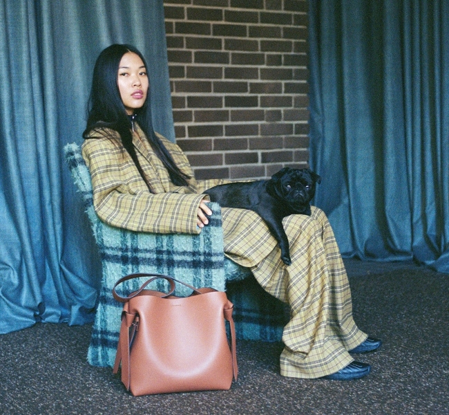 Acne Studios представили кампейн FW20, посвященный собакам. В нём снялись сотрудники с питомцами