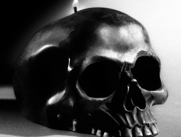 Свечи-черепа, оккультные книги и прочие странности: Saint Laurent представили капсулу на Хэллоуин