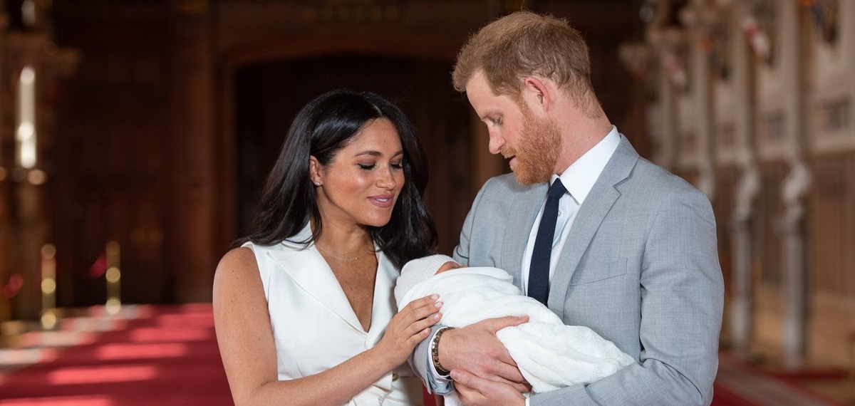 Такой милашка: Имя и первые фото новорожденного сына Меган Маркл и принца Гарри