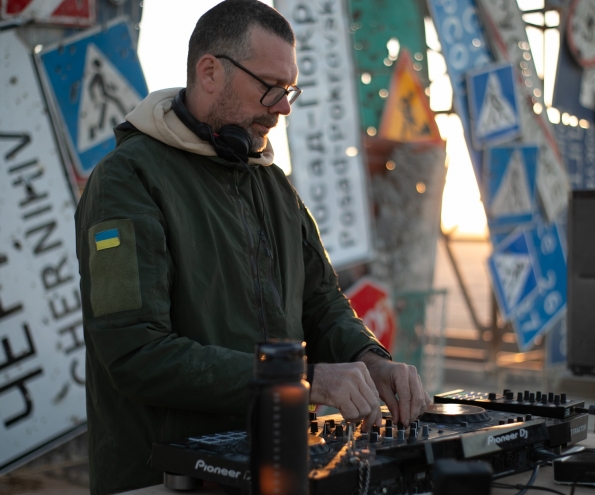 Burning Man 2024: виступ DJ Tapolsky завершився сиреною з України, що приголомшила гостей