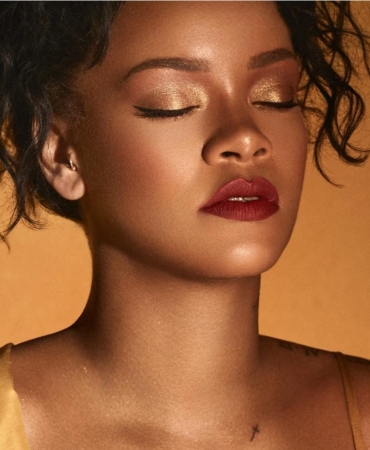 Для жарких летних дней: Рианна учит, как сделать идеальный «влажный» макияж