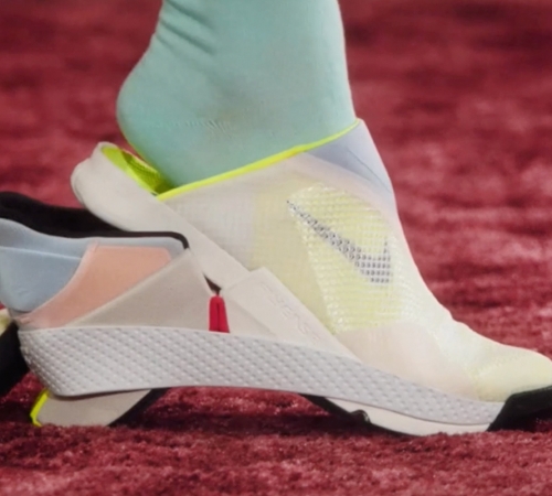 Nike взорвали сети новой моделью кроссовок. Их можно обувать «без рук»