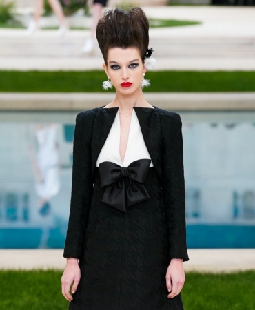 От наброска до подиума: Новая кутюрная коллекция CHANEL и как она создавалась