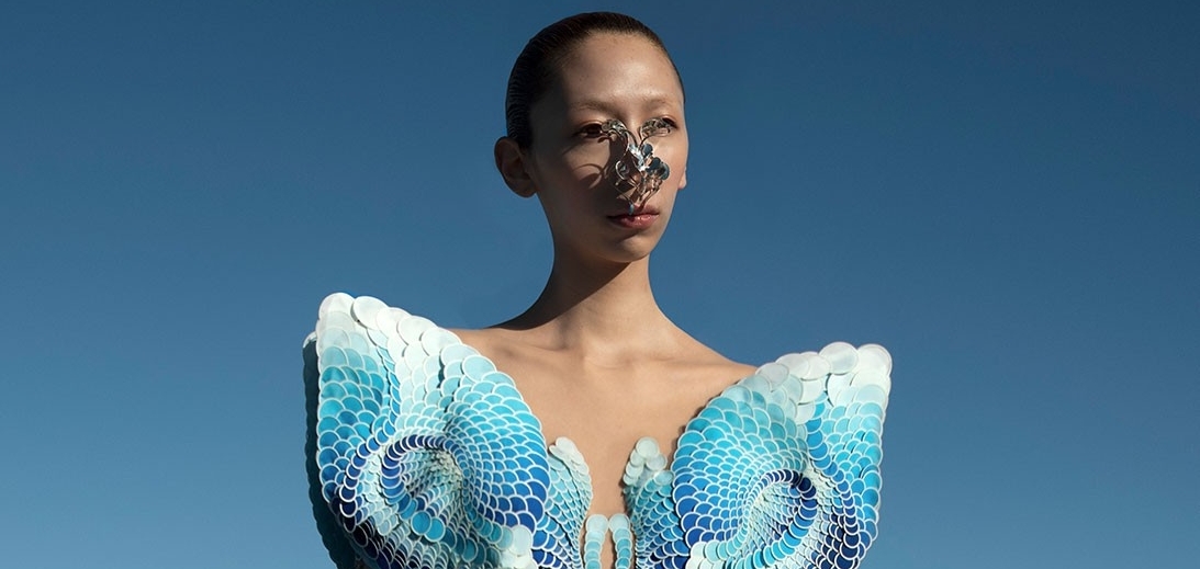 Ирис ван Херпен создает потусторонние платья их океанического мусора