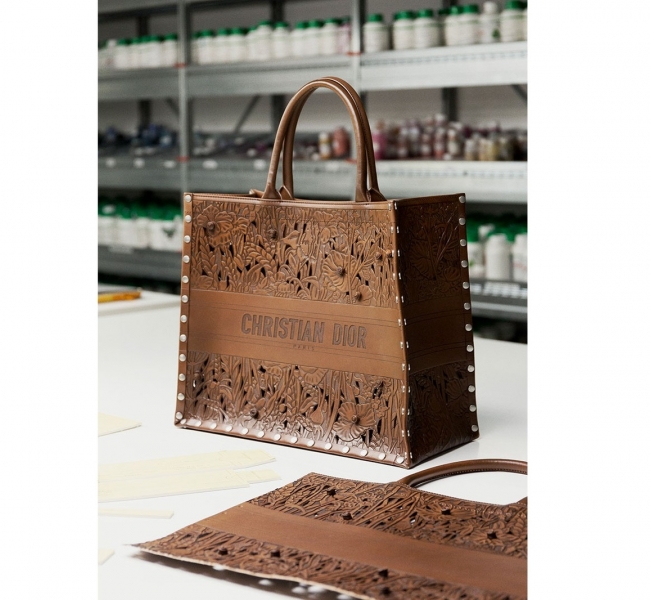 Посмотрите, как создается эксклюзивная скульптурная кожаная сумка Dior Book Tote Bag