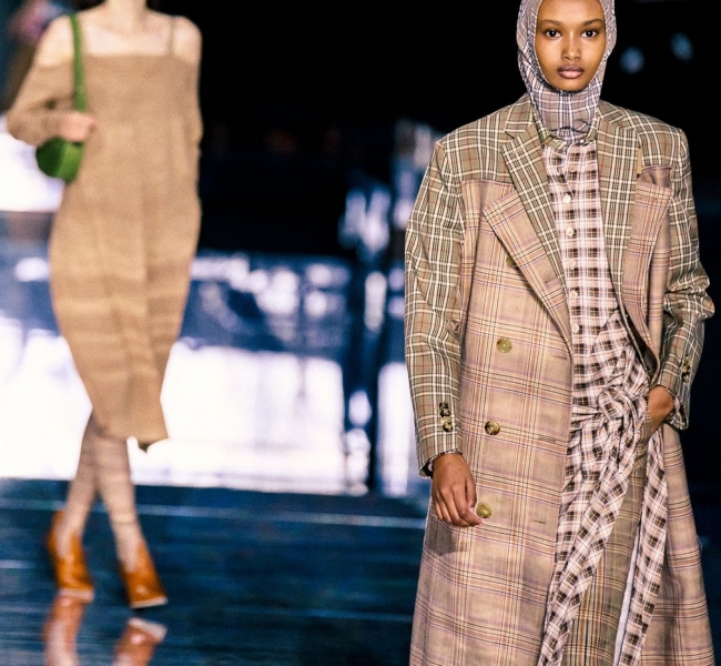 Много клетки и устойчивое развитие: Burberry представили коллекцию FW20