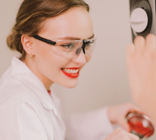 Лили-Роуз Депп представляет последнюю коллекцию губных помад Chanel Beauty