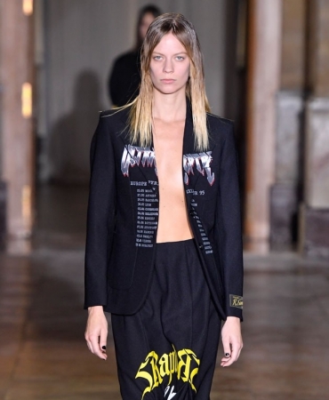 Коллекция Raf Simons SS22 переосмысливает гендерные силуэты
