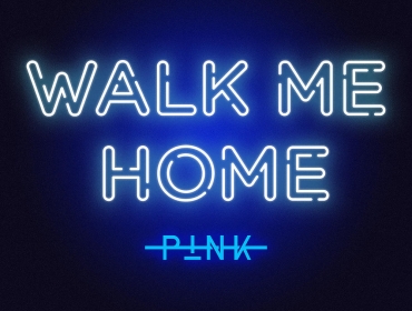 Певица Pink танцует с тенями по пути домой в новом видео Walk Me Home