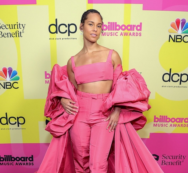 Много розового и знаменитости на красной дорожке Billboard Music Awards 2021