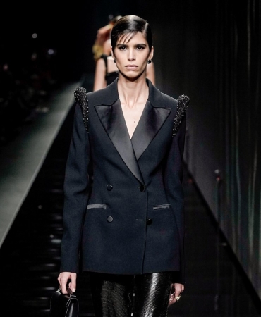 Back to Black: Versace удивили всех и представили роскошную чёрную коллекцию