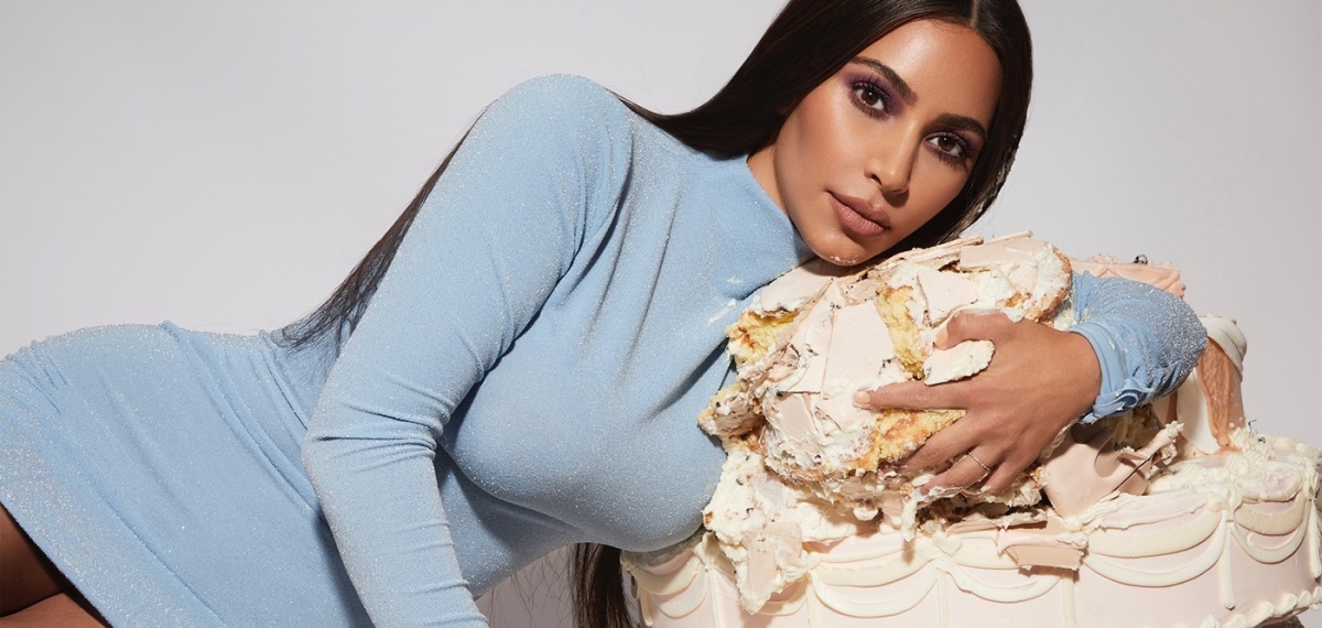 Ким Кардашьян и большой торт: Вкусная коллекция KKW Beauty к юбилею звезды