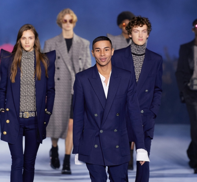 Гений моды Оливье Рустен представил коллекцию Balmain RTW Spring 2021. В первом ряду — экраны со знаменитостями