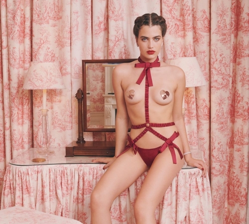 Agent Provocateur готовится к праздникам с новым праздничным кампейном Holiday 2021.