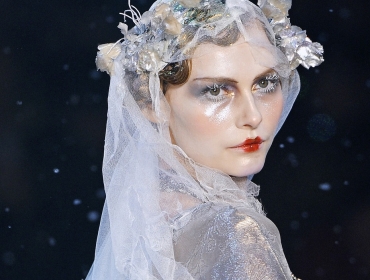 Снежные королевы на показе коллекции John Galliano 2009 года